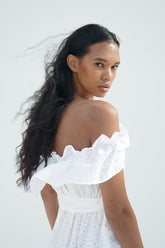 Robe mi-longue blanche à broderies et découpes ajourées Ra